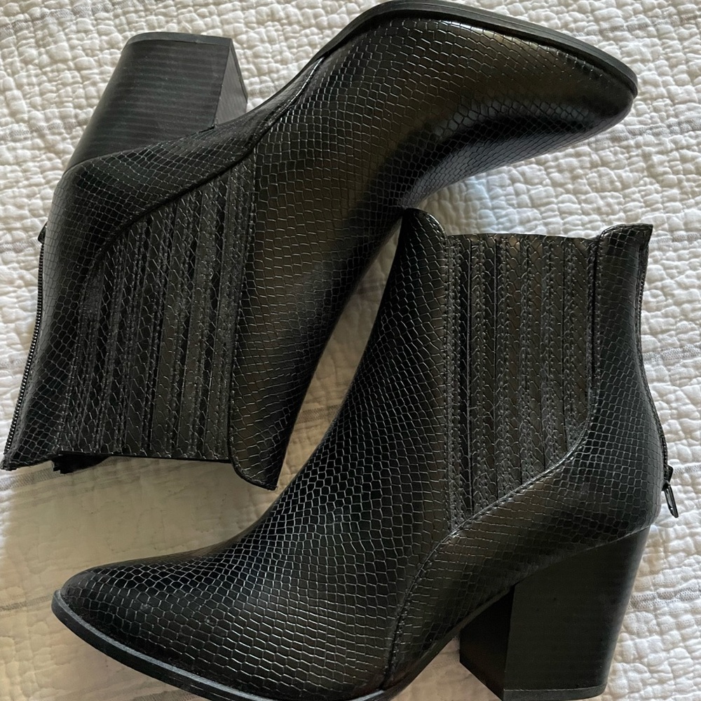 *NEVER WORN* Women’s Soda Black Ankle Booties Size 10